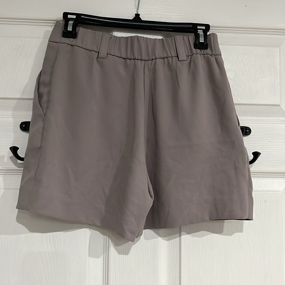 H&M gray shorts - Picture 3 of 4